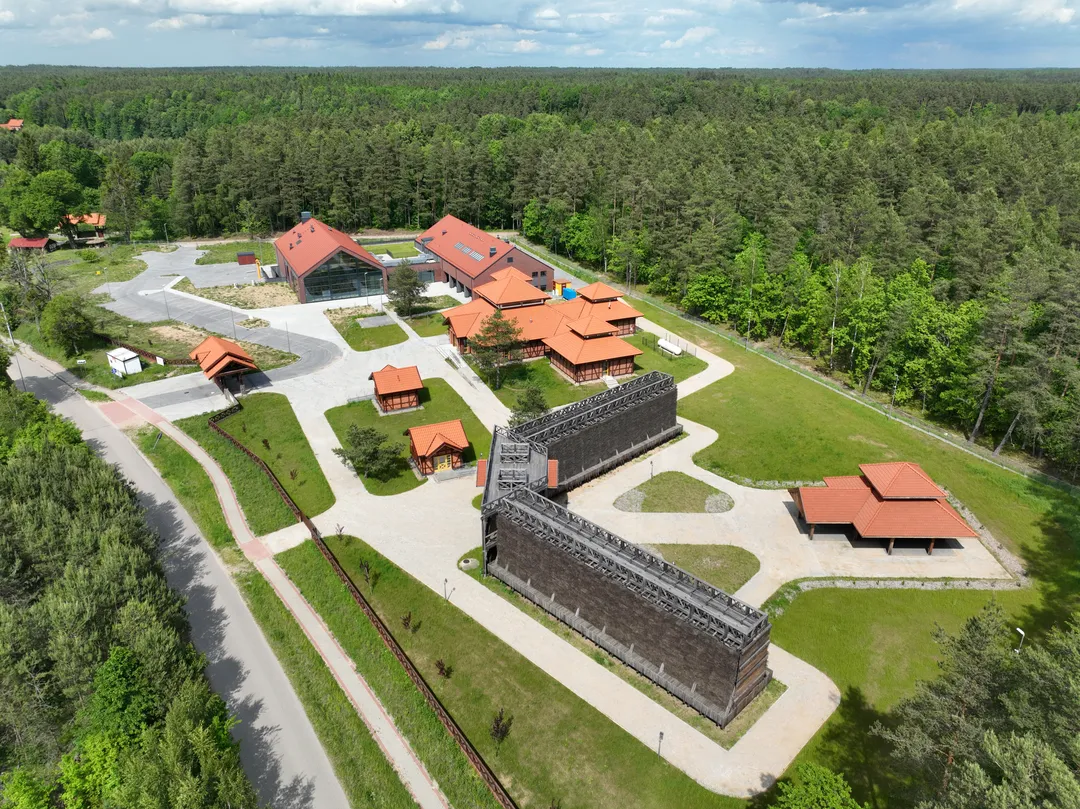 Panorama kompleksu uzdrowiskowego wśród lasów z lotu ptaka