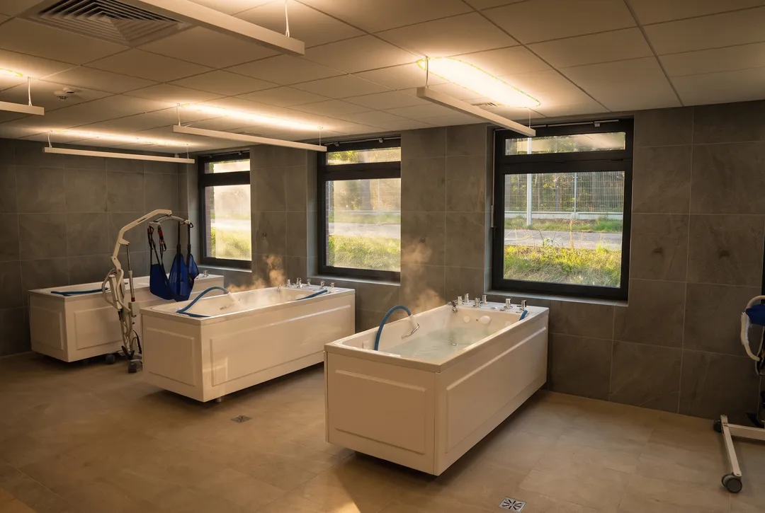 Sala hydroterapii w Zakładzie Przyrodoleczniczym: trzy wanny do kąpieli leczniczych z podnośnikiem